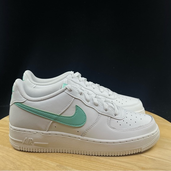 NEW Nike Air Force 1 Low White/Emerald Green DV7762 104 Women’s Sz 8.5/ Size 7Y - Picture 4 of 10